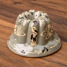 Moule à kougelhopf en poterie de Soufflenheim motif cigogne grise, peint à la main