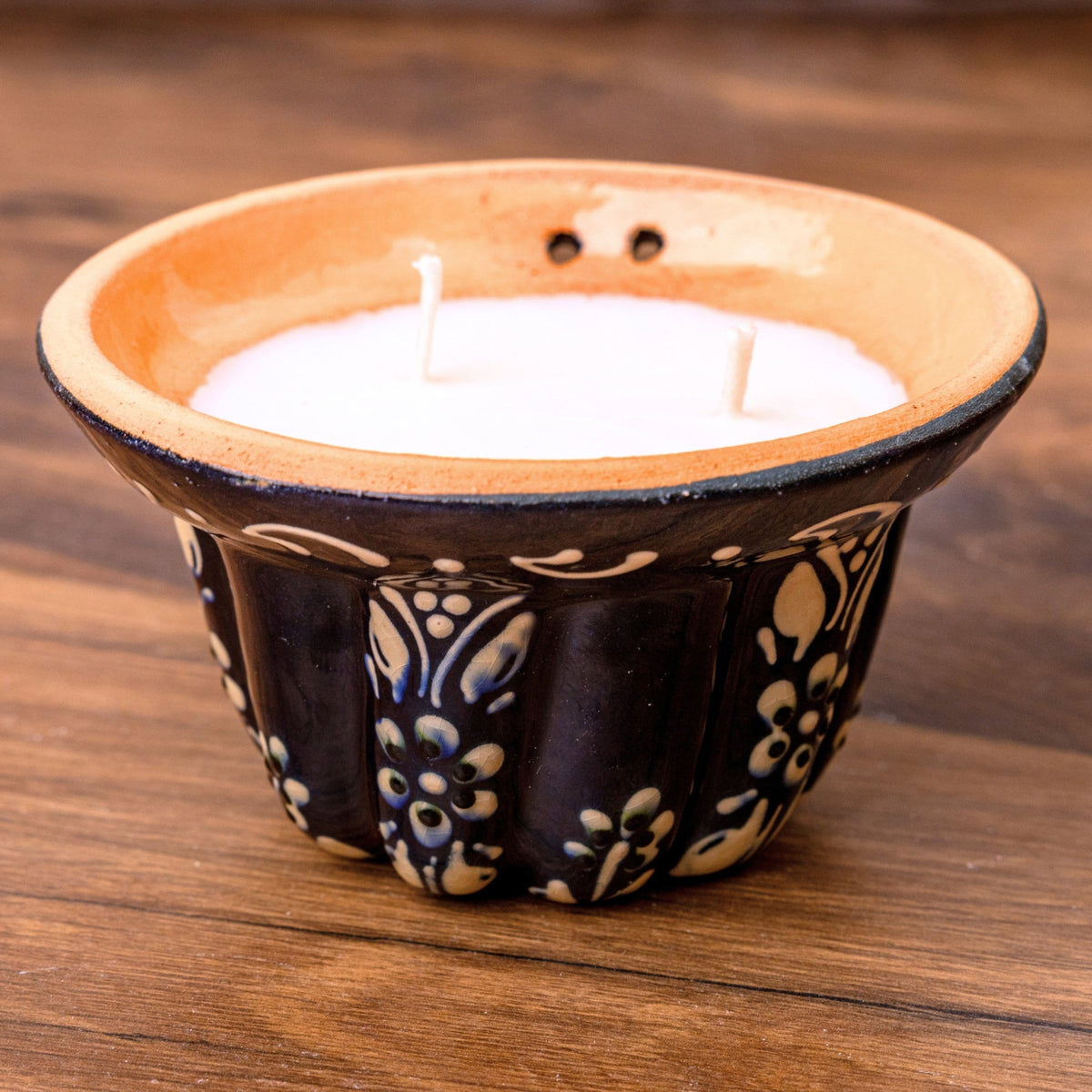 Bougie kougelhopf motif fleur bleue en poterie de Soufflenheim, La Bougiterie