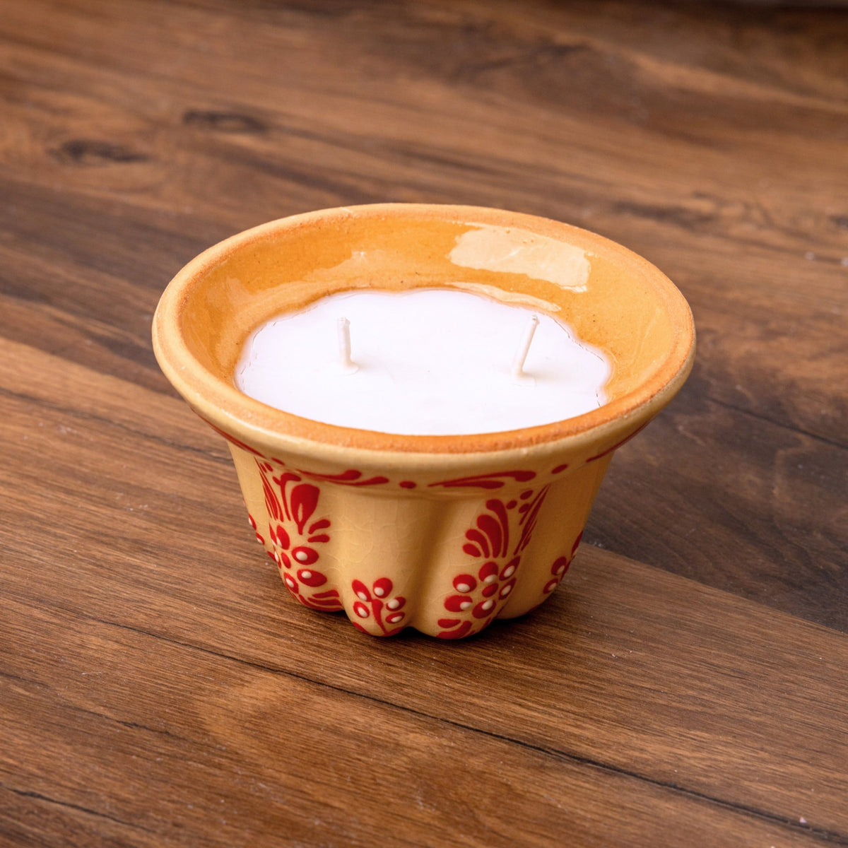 Bougie kougelhopf motif fleur crème en poterie de Soufflenheim, La Bougiterie