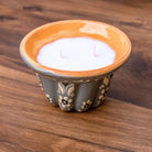 Bougie kougelhopf motif fleur grise en poterie de Soufflenheim, La Bougiterie