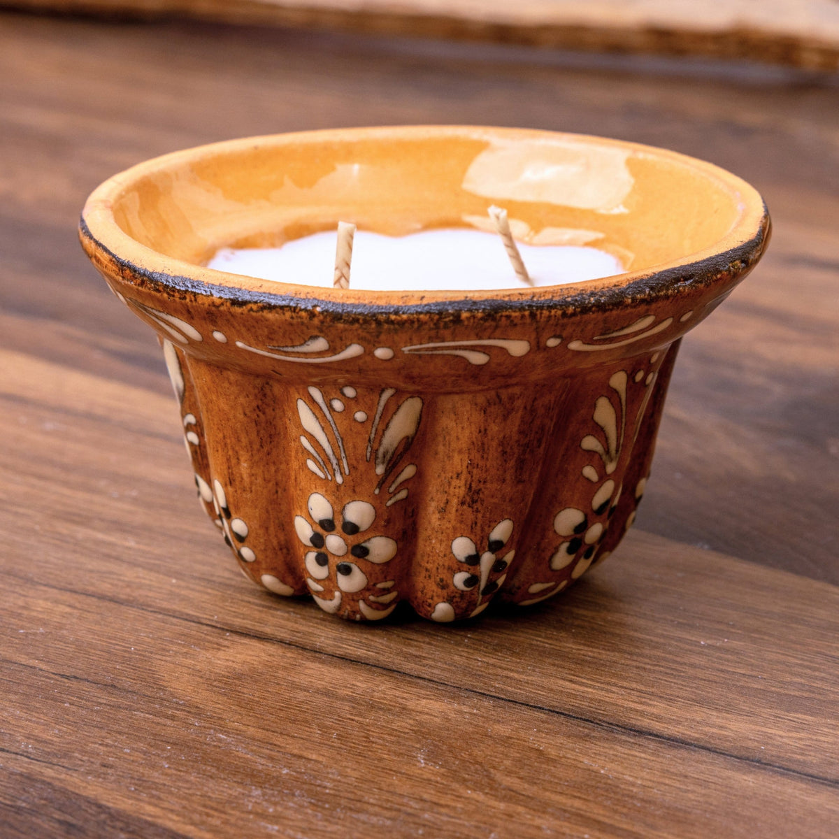 Bougie kougelhopf motif fleur marron en poterie de Soufflenheim, La Bougiterie