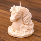 Bougie licorne blanche moulée à la main, crinière et fleurs en relief