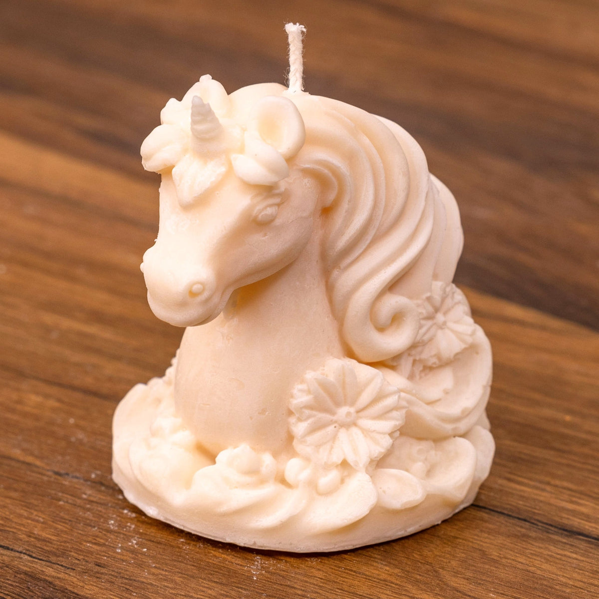 Bougie licorne blanche moulée à la main, crinière et fleurs en relief