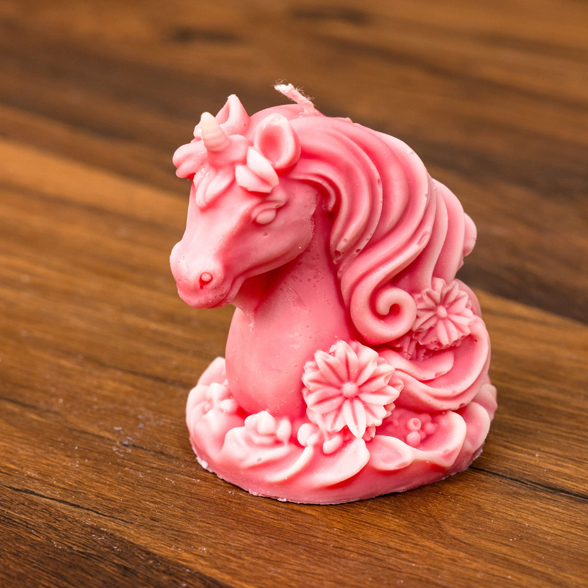 Bougie licorne rose moulée à la main, crinière et fleurs en relief