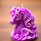Bougie licorne violette moulée à la main, crinière et fleurs en relief
