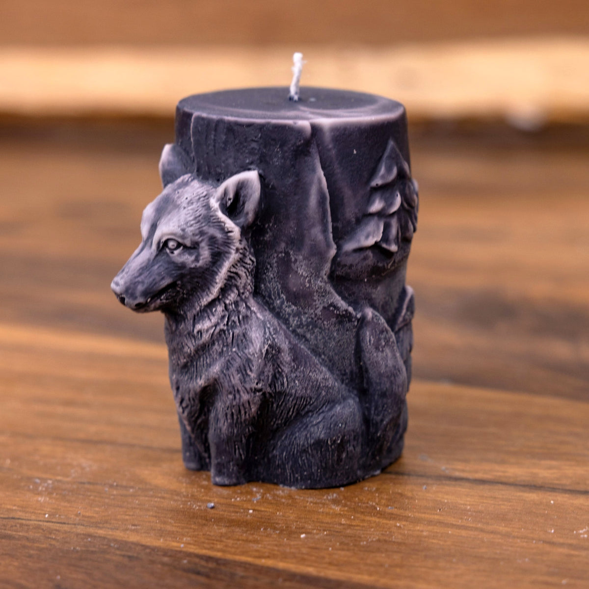 Bougie loup cylindre, loup et sapins en relief