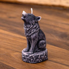 Bougie loup hurlant sur son rocher
