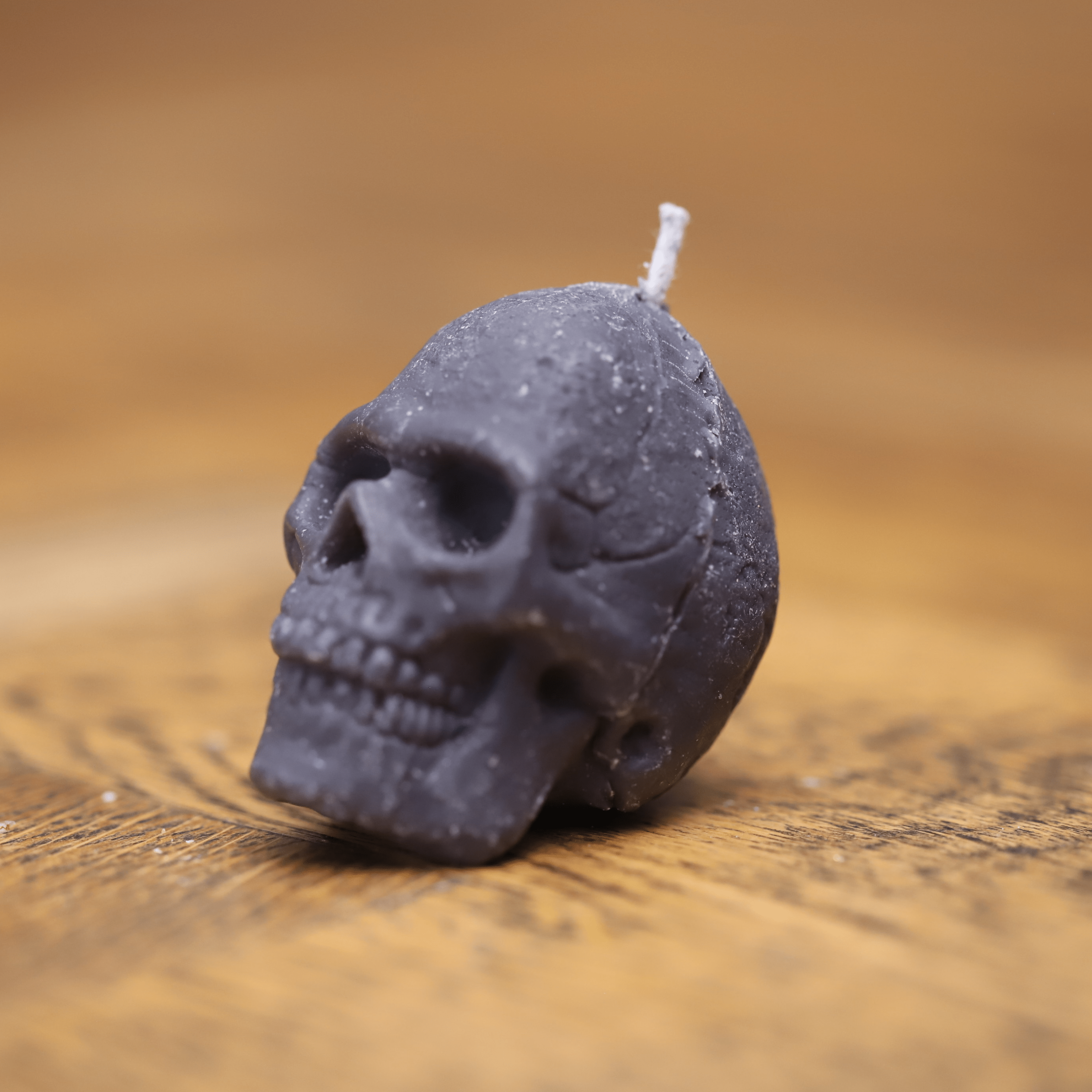 Bougie artisanale en forme de crâne noir, confectionnée en cire naturelle, idéale pour une décoration gothique, Halloween ou un intérieur au style alternatif.