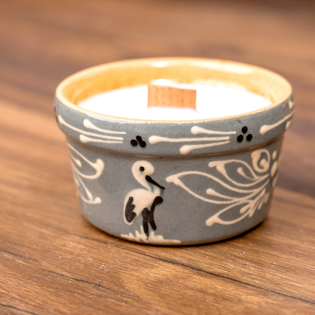 Bougie en ramequin de Soufflenheim gris motif cigogne, mèche en bois