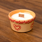 Bougie en ramequin de Soufflenheim crème à cœurs rouges, mèche en bois