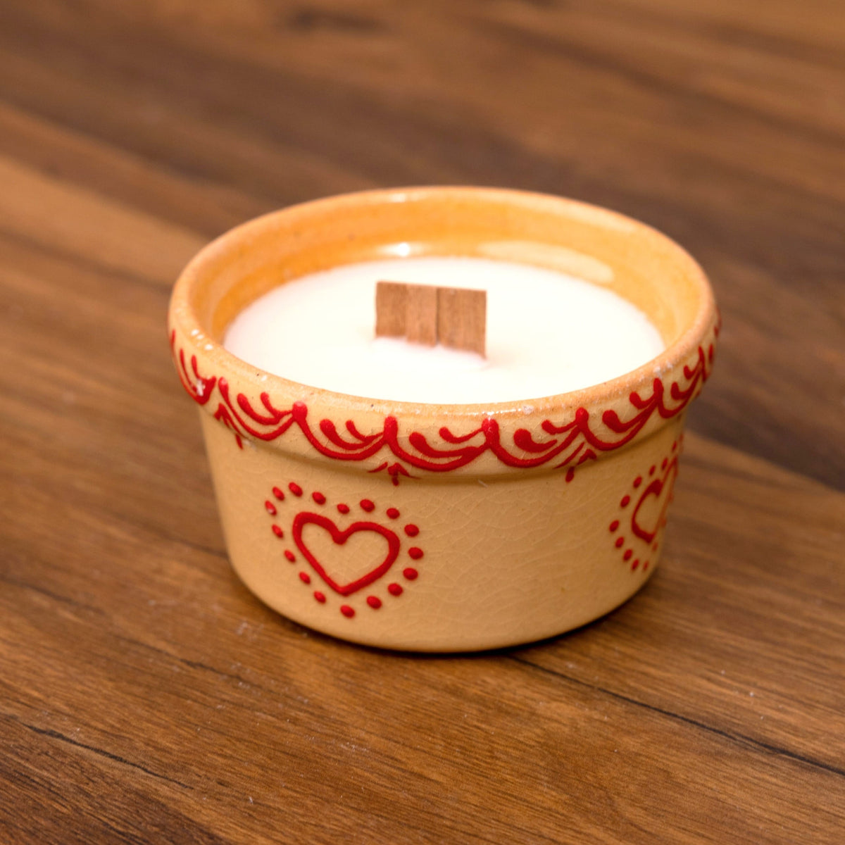 Bougie en ramequin de Soufflenheim crème à cœurs rouges, mèche en bois