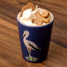 Bougie tasse en poterie de Soufflenheim cigogne bleue, chantilly de cire et bonhomme pain d'épices