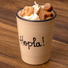 Bougie tasse en poterie de Soufflenheim Hopla !, chantilly de cire et bonhomme pain d'épices